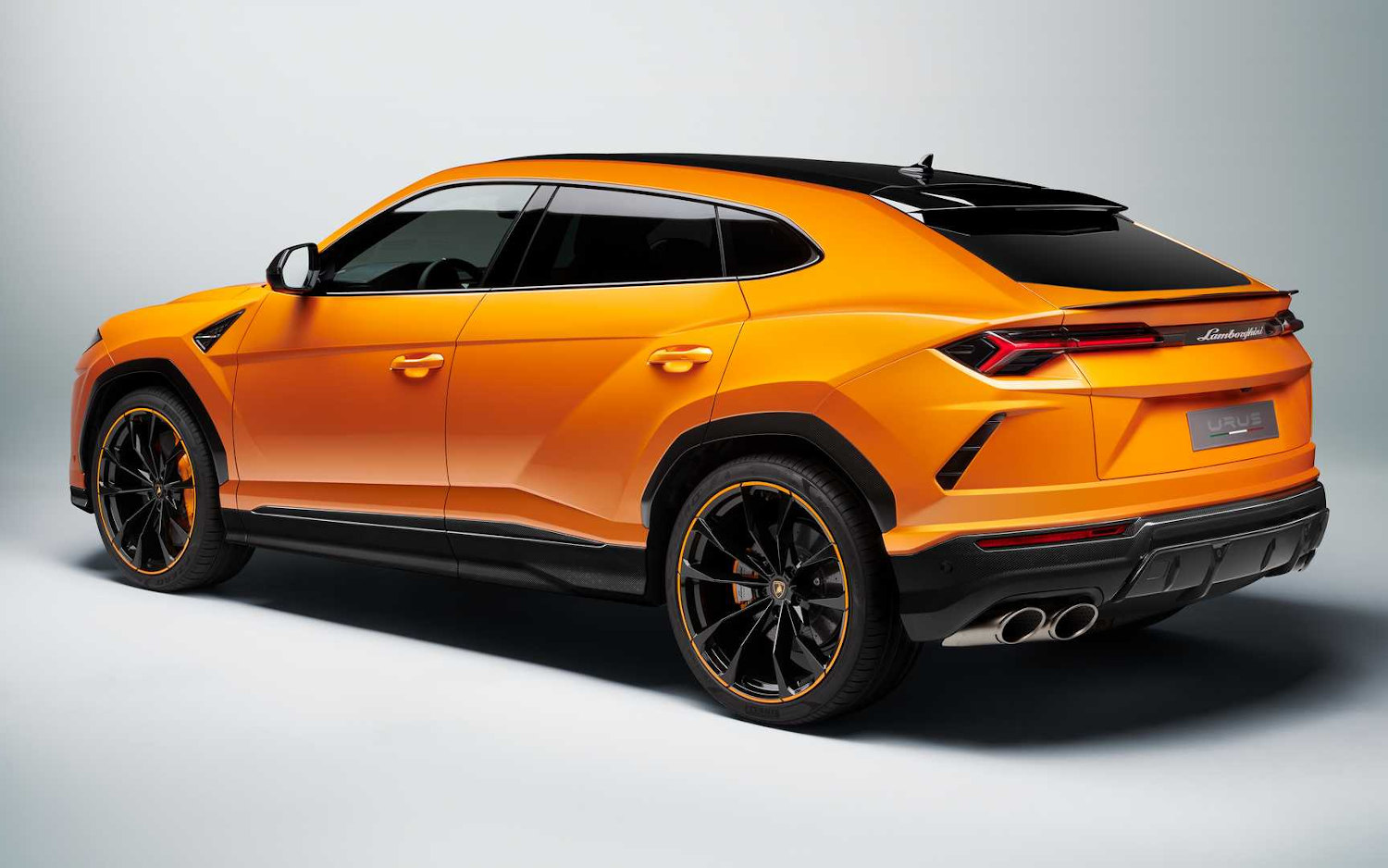 Urus Pearl Capsule 2021 SUV Drive